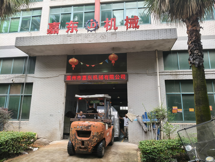 星空手机注册定制铝箔压纹分切一体机